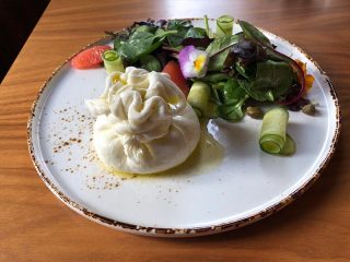 Burata sa prolećnim salatama dostava