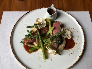 Pačije grudi sa mladim šparglama, pireom od celera i sosom od vina Diana Restoran dostava
