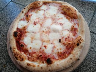 Pizza Margherita fior di latte Gelateria Quattro Emme dostava