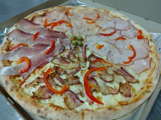 Pizza Quattro carni Amos picerija delivery
