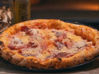 Prosciutto Parmigiano Napolitana Pizza dostava