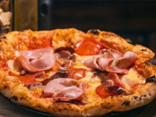 Quattro Carni Napolitana Pizza dostava