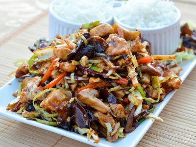Piletina sa povrćem, bambusom i kineskim pečurkama Black White Dorćol dostava