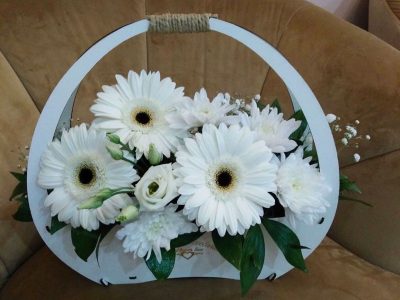 Arrangement in a wooden basket - Gerber, Lisianthus, Chrysanthemums, greenery Jovanina Cvećarica delivery