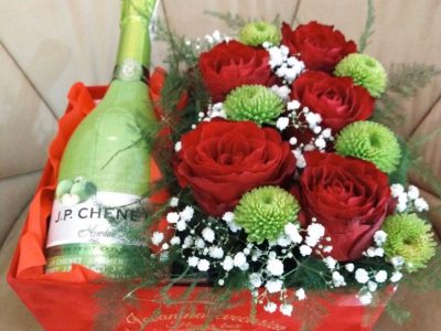 Arrangement in a wooden box - Roses, wine, greenery Jovanina Cvećarica delivery
