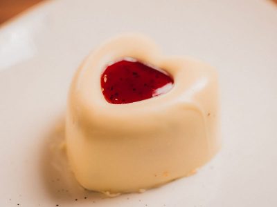 Kapri kolač sa mlečnim filom i jagodom Rivera dostava