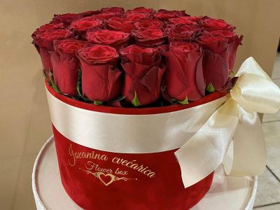 Kutija sa 25 ruža Jovanina Cvećarica dostava