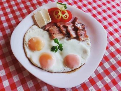 3 fried eggs with bacon Stara Krčma delivery