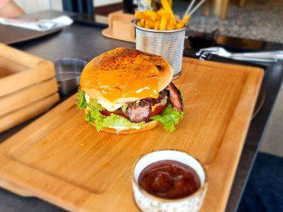 Beef burger dry aged sa čedar sirom Grupa Šabac dostava