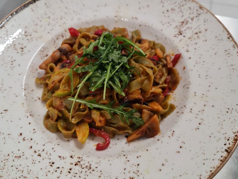 Homemade pasta with crunchy vegetables delivery
