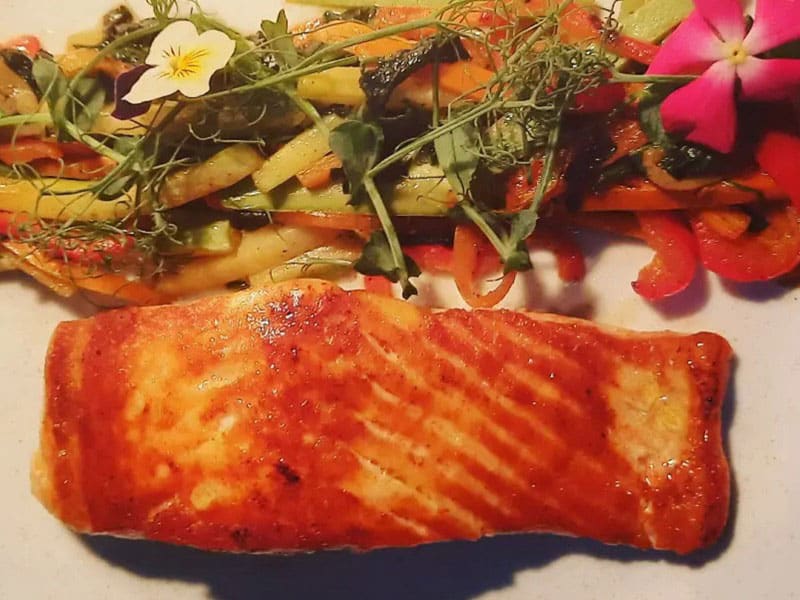 Grilled salmon with vegetables delivery