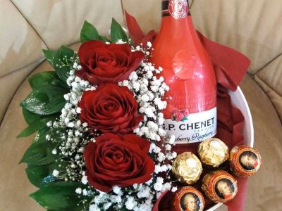 Aranžman u kutiji - Ruže, vino, Gipsofila sa dodacima Jovanina Cvećarica dostava