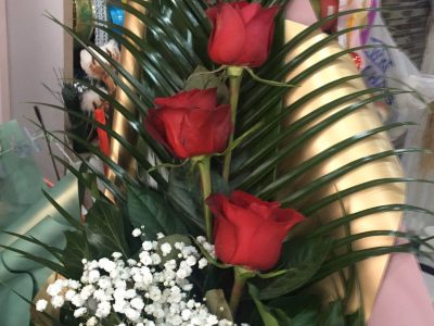Buket 3 ruže sa dekoracijom Jovanina Cvećarica dostava