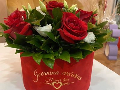 Crvena kutija sa 5 crvenih ruža i dve grane Lizijantusa Jovanina Cvećarica dostava