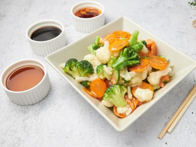 63. Karfiol, brokoli i šargarepa u belom sosu Chaos dostava