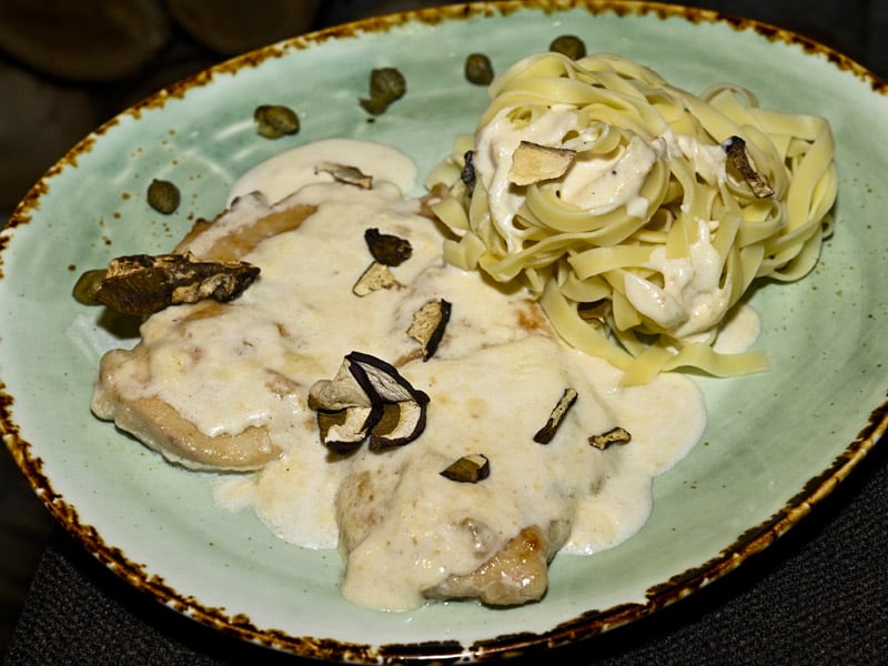 Chicken scaloppine in porcini sauce delivery