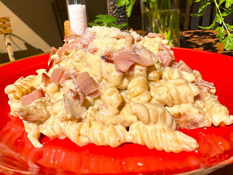 Pasta with chicken and prosciutto delivery