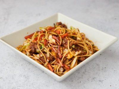 38. Prženi špageti sa teletinom povrćem i jajima u soja sosu Chaos dostava