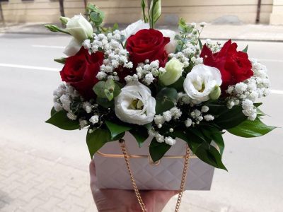 Ruže u torbici, lizijantus, zelenilo Jovanina Cvećarica dostava