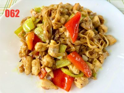 062. Fried wide noodles with chicken and curry Lucky Lee delivery