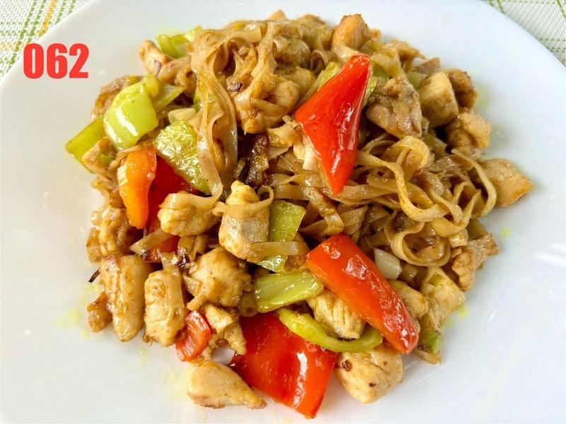 062. Fried wide noodles with chicken and curry delivery