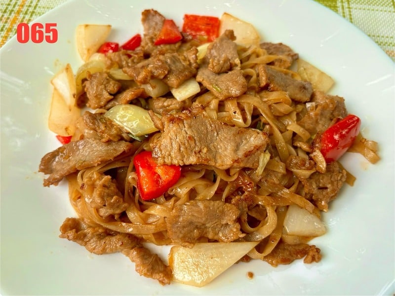 065. Veal, fried wide rise noodles delivery