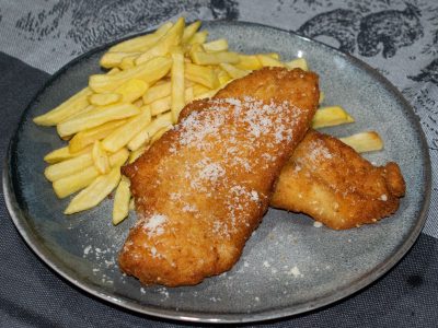 Hrskava piletina u korici od parmezana sa pomfritom Panonija dostava