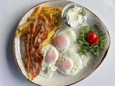 Fried eggs with bacon Gracian delivery