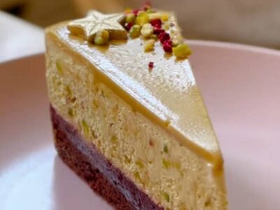 Raspberry pistachio cake Sweet House Poslastičarnica delivery