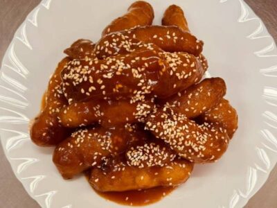 P15. Pohovana piletina sa susamom u kiselo-ljuto-slatkom sosu Kineski Restoran 88 Crveni Zmaj dostava