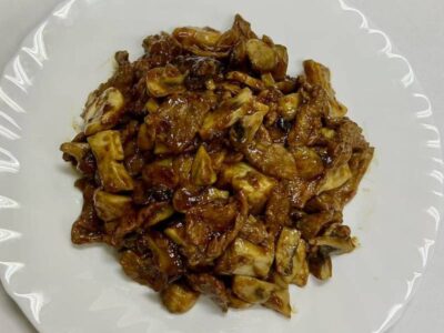 T11. Teletina sa šampinjonima i šitaki pečurkama Kineski Restoran 88 Crveni Zmaj dostava