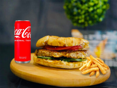 Gurmanska pljeskavica u lepinji 150g + pomfrit 150g + Coca-Cola 0.33L Master Grill delivery
