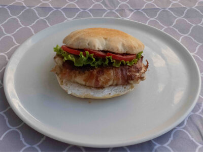 Chicken skewer in bun Amos picerija delivery