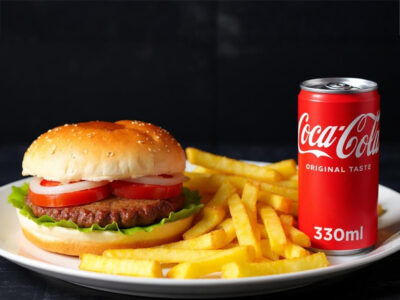 Velika pljeskavica + pomfrit + Coca-Cola 0.33L Petica Inđija dostava