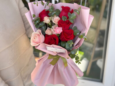 Buket crvene ruže roze papir Provance Cvećara delivery