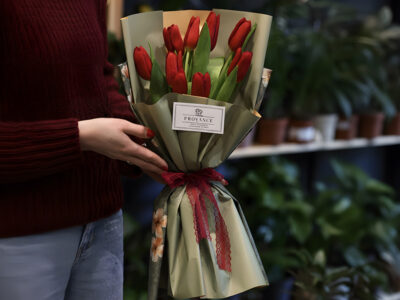 Buket sa crvenim lalama Provance Cvećara delivery