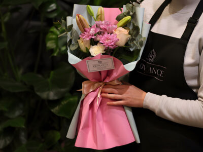 Buket u roze i plavom papiru Provance Cvećara delivery