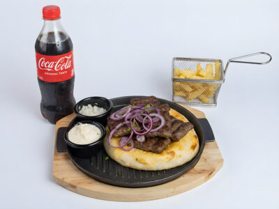 Banjalučki ćevap (lepinja, kajmak, luk, pomfrit) + Coca-Cola - Original 0.5L Avenia dostava
