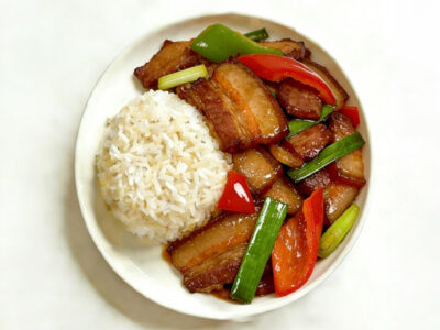 Twice cooked pork meat with pepper and hot sauce on rice Furendžu delivery