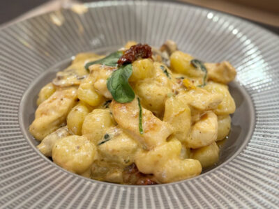 Gnochi with chicken, dry tomato and spinach Balkan Distrikt delivery