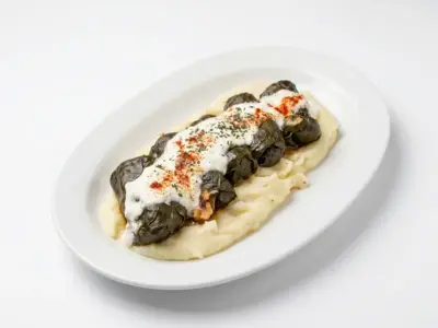 Sarmice u blitvi prelivene sosom od kajmaka Restoran Sojenica dostava