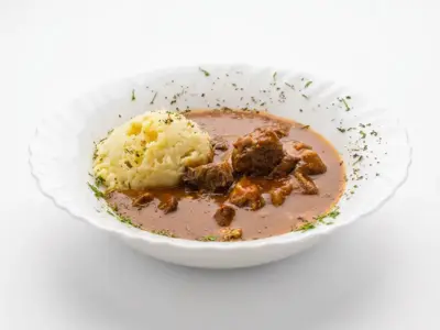 Juneći gulaš Bašta Fontana Restoran dostava