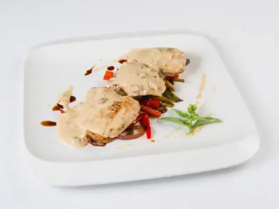Chicken medallions in mozzarella and hazelnut sauce Bonavia delivery