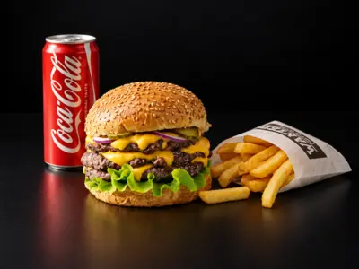 Cheddar burger Triple + Coca-Cola - Original 0.33L + Kesica pomfrita Wanted Burger Ekonomska dostava